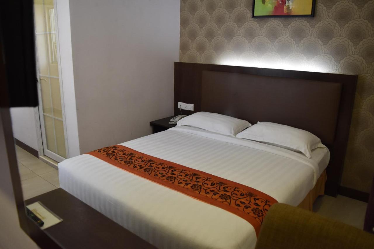 Sunrise Hotel Петалинг-Джая Экстерьер фото