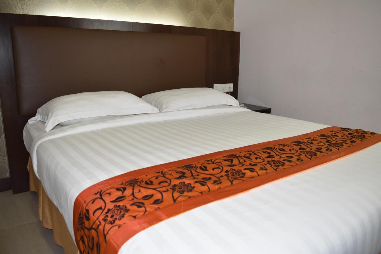 Sunrise Hotel Петалинг-Джая Экстерьер фото